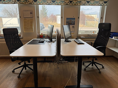 Höj/sänkbara bord, 32-tums datorskärmar m.m.