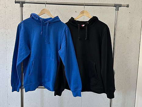 2 st. Hoodies, stl. M, Clique, svart & royal blue.