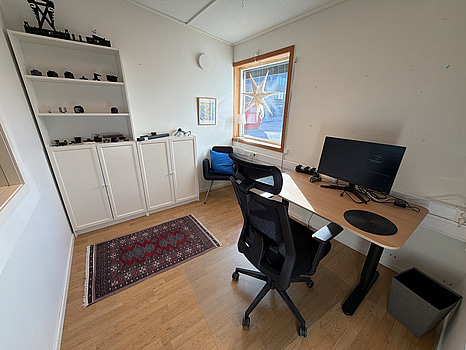 Höj/sänkbart bord, skåp m.m.