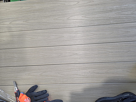 Komposittrall (WPC), grå, 150×23×2900 mm, ca 125 m² inkl. clips.