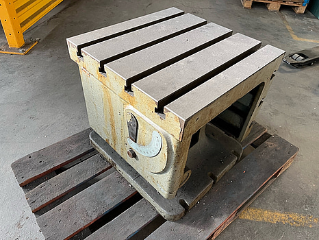 1 st. Vridbart maskinbord / T-spårsbord i gjutjärn – med gradskala