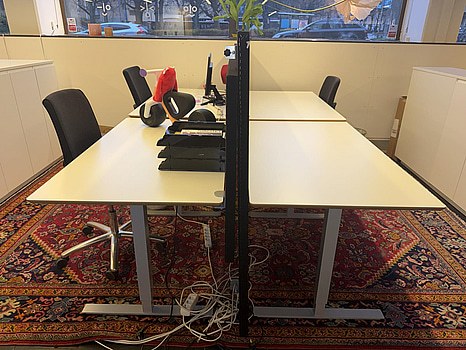 4 st.  Höj- och sänkbara skrivbord Edsbyn, elektriska, inkl. 3 st. kontorsstolars och kontorsavskiljare