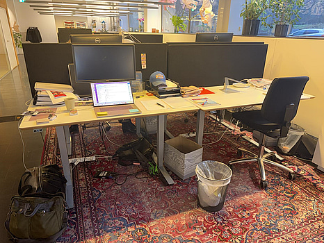 4 st. Höj- och sänkbara skrivbord Edsbyn, inkl. kontorsavskiljare samt 3 st. kontorsstolar