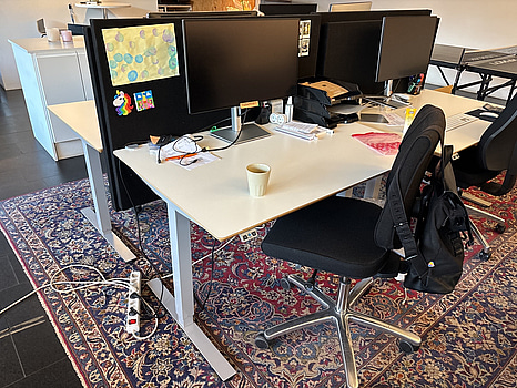 Höj- och sänkbart skrivbord Edsbyn inkl. kontorsavskiljare samt en kontorsstol