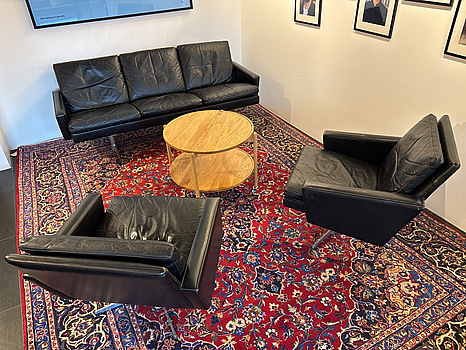 Soffa  inkl. 2 st snurrfåtöljer läder inkl. soffbord