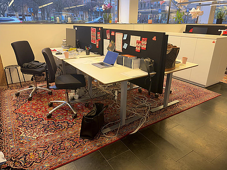 4 st. Höj- och sänkbara skrivbord Edsbyn, inkl. svarta kontorsavskiljare samt 4 st. kontorsstolar