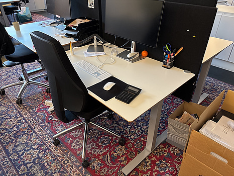 Höj- och sänkbart skrivbord Edsbyn inkl. kontorsavskiljare samt en kontorsstol