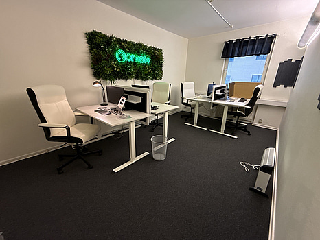 4 st kontorsplatser, skärmar m.m.