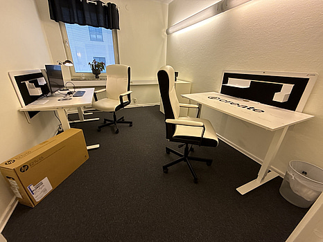 2 st kontorsplatser, skärm, skåp m.m.