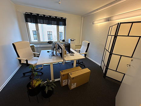 2 st kontorsplatser, skrivare, skärmar m.m.