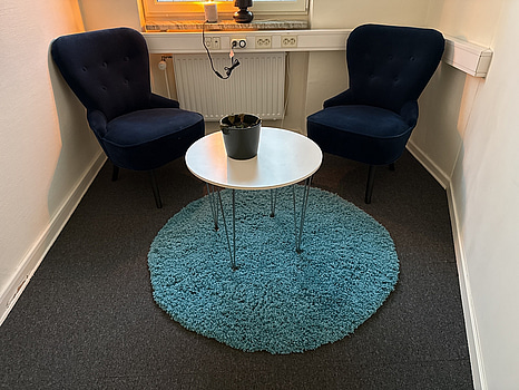 Fåtöljer, bord, lampa m.m.