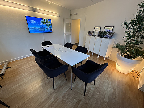 Konferensrum med 55-tums skärm