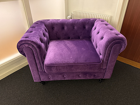 Designfåtölj Beliani i chesterfield stil