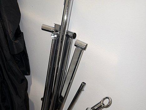 Diverse nedmonterade klädhästar