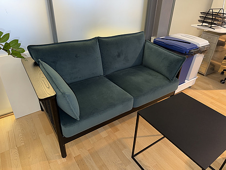 2-sits soffa Karl Andersson och Söner, Onduler 2-sits låg L1530, D810 H790 (Nypris 52 600 kr), samt fåtölj också samma serie Ondule, (Nypris 34 360 kr)