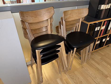 8 st. trästolar med vadderad sits