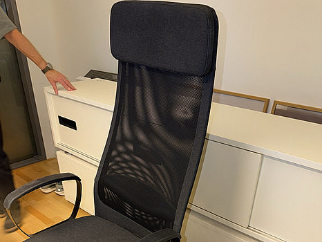 Kontorsstol och höj- och sänkbart skrivbord