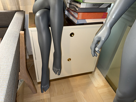 Skåp med mässingsbeslag och top