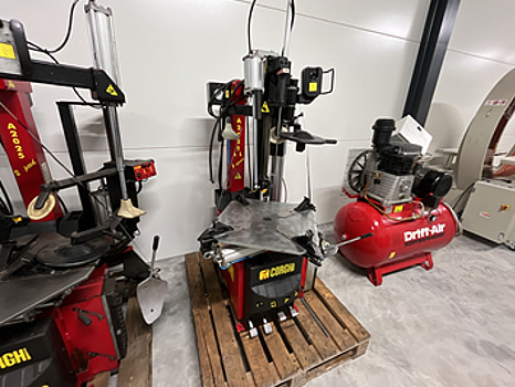 1 st. Corghi A2025 – Däckmonteringsmaskin med hjälparmar & hydraulisk klo