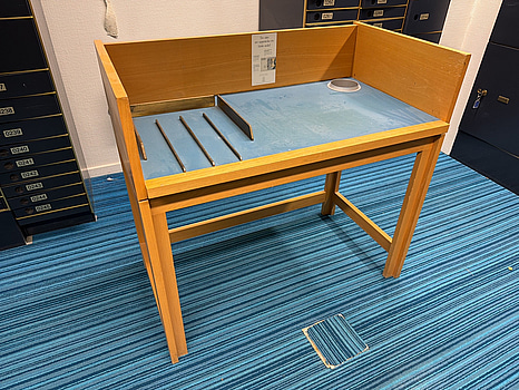 Arbetsbänk i trä, blå topp