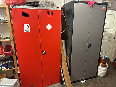 2 st. Miljöskåp/kemikalieskåp