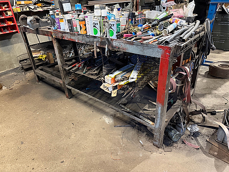 Arbetsbänk med verktygssortiment