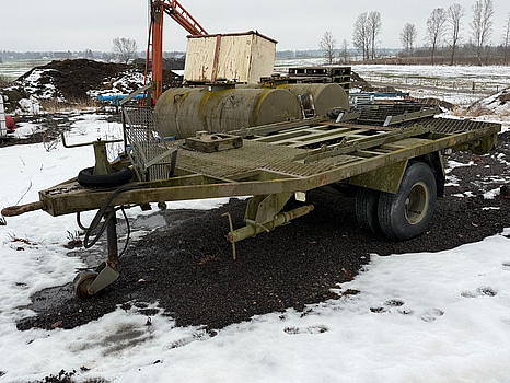 Militärsläp med gallerplattform