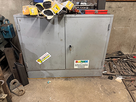 Metallskåp, verkstad, två dörrar