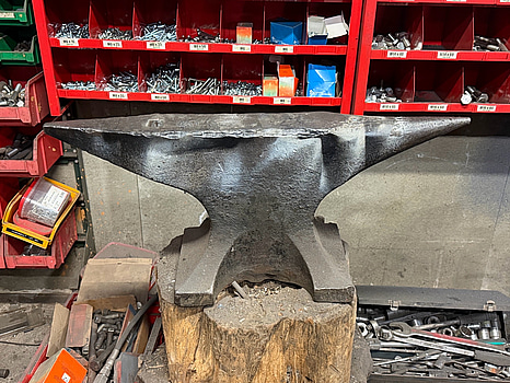 Smidesstäd på trästubb