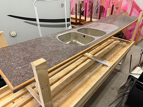 Köksskiva i laminat med dubbeldiskbänk