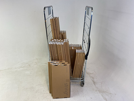 Parti med hyllor och gavlar, String