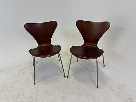 2 st. Stolar Fritz Hansen, ”Sjuan” Arne Jacobsen