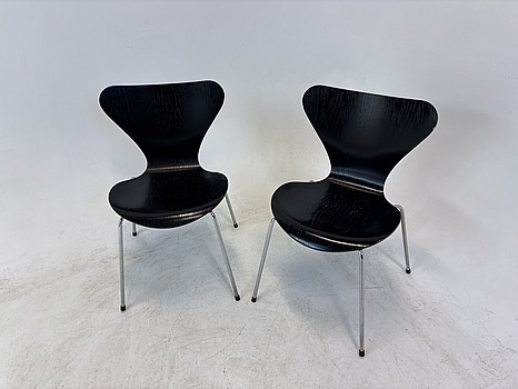 2 st. stolar Fritz Hansen, ”Sjuan” Arne Jackobsen