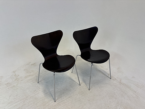 2 st. Stolar Fritz Hansen, ”Sjuan” Arne Jacobsen