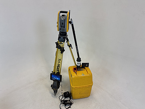 Totalstation Trimble S7, med tripod och fältdatorer