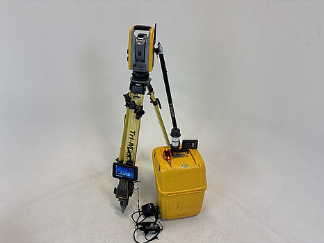 Totalstation Trimble S7, med tripod och fältdatorer