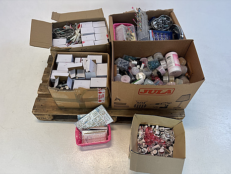 Parti med diverse produkter för manikyr/pedikyr