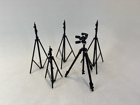 Parti med diverse kamerastativ, olika märken och modeller
