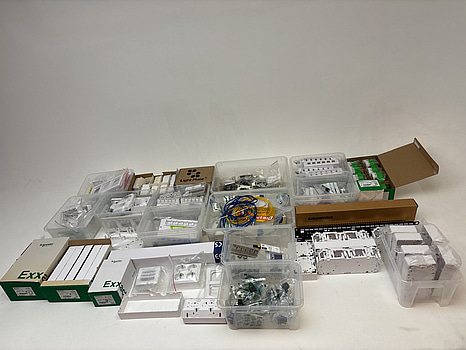 Parti med diverse eltillbehör.