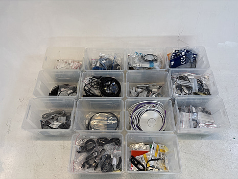 Parti med diverse kablar.