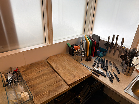 Knivar, skärbrädor m.m.