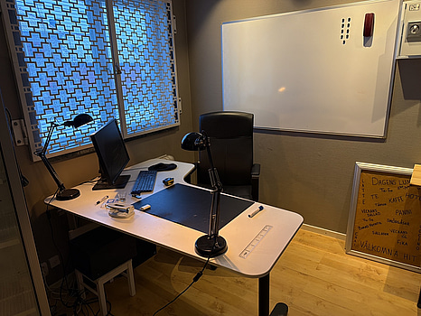 Kontorsmöbler, skrivare, skärm m.m.