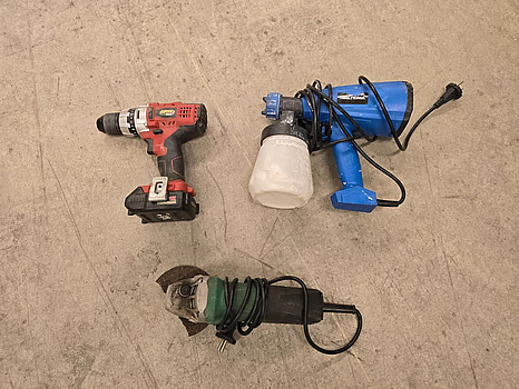 Skruvdragare, färgspruta och vinkelslip.