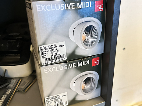 Kontorsinredning, skrivbord, monitorer, skrivare