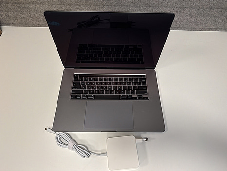 Macbook Pro 16" i7 2019 32/512GB med engelskt tangentbord