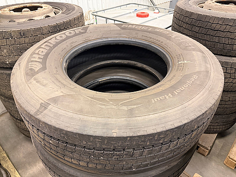 2 st lastbilsdäck 315/80 R22,5