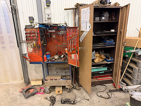 Verktygsvagn & skåp med innehåll