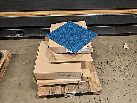 Ca 25 m2, 0,5 x 0,5 m mässmatta / montermatta, blå.