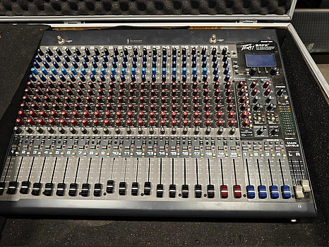 1 st, mixerbord Peavey 24FX.
