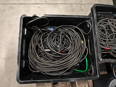 2 st, lådor med blandad ljudkabel.